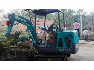 德力15-9挖掘機(jī)客戶承包果園