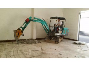 德力挖掘機(jī)室內(nèi)裝修地板改造
