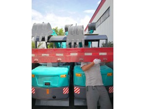 陽(yáng)光明媚 又發(fā)一車微型挖掘機(jī)